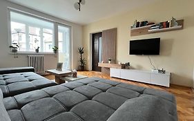 Brasov Hillside Apartment Near City Center